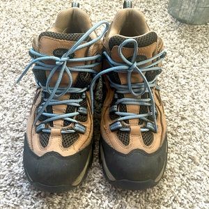 Women’s gently used Cableas hiking boots